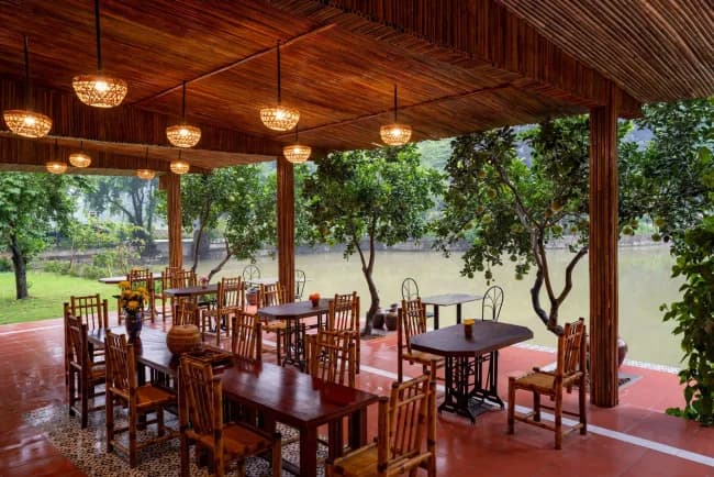 Nhà hàng Tre bên hồ