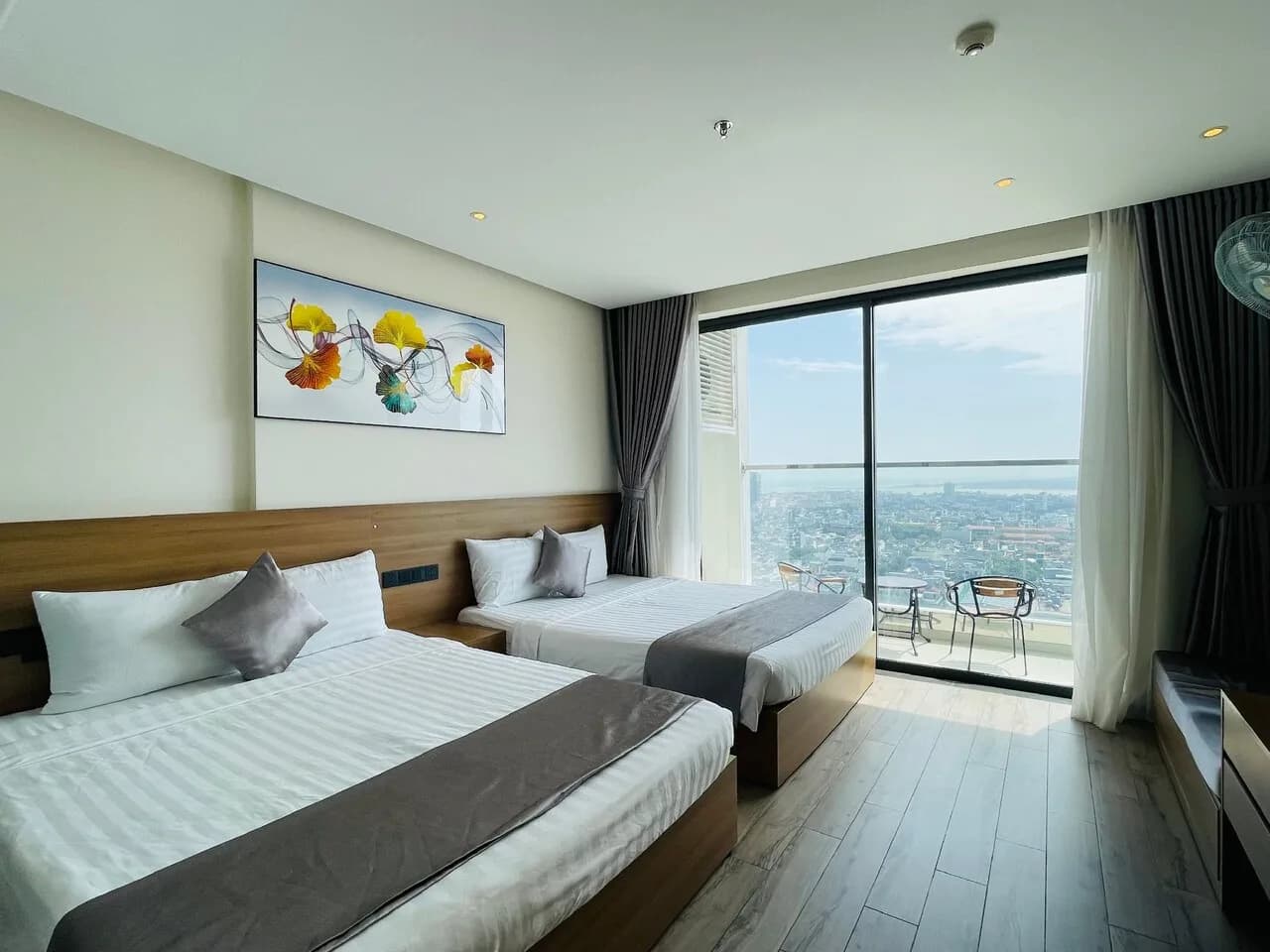 Phòng Superior 3 Giường Hướng Phố