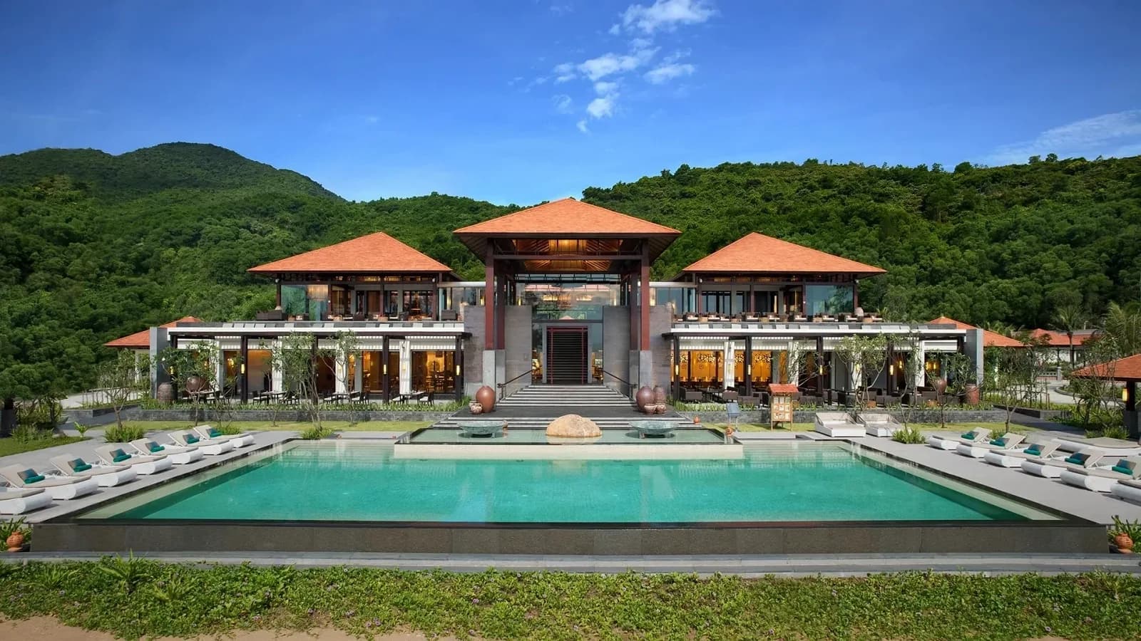 Hồ bơi vô cực trung tâm
