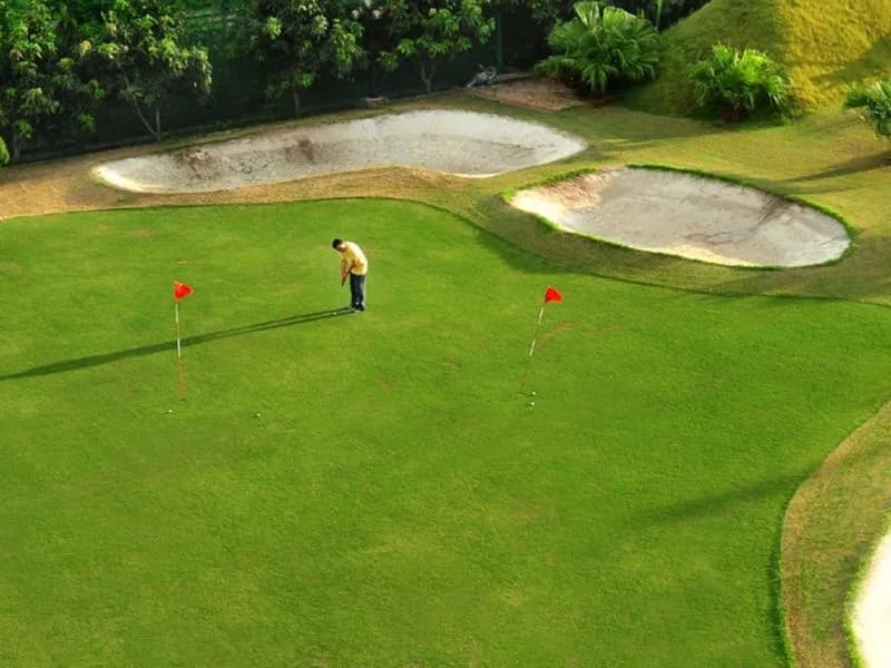 Sân golf & khu tập trong khuôn viên