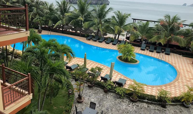 Bể bơi nhìn ra vịnh