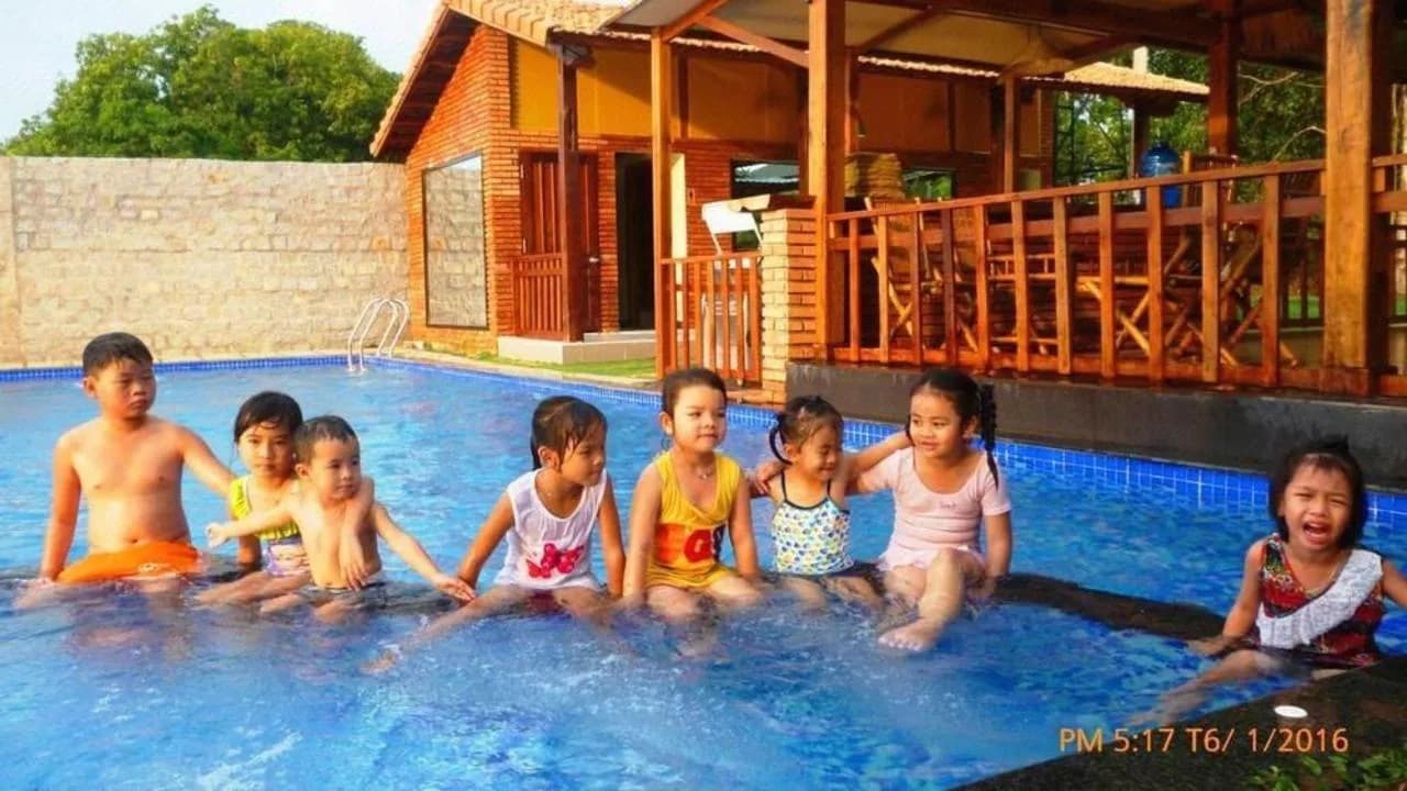 Bể bơi ngoài trời