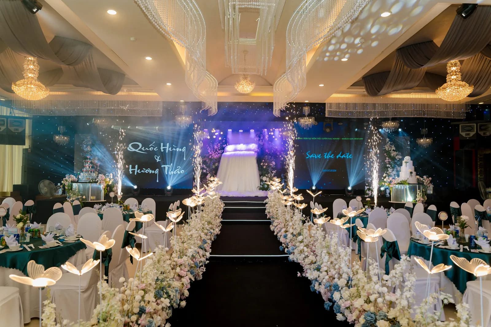 Tiệc cưới bên sông Hương