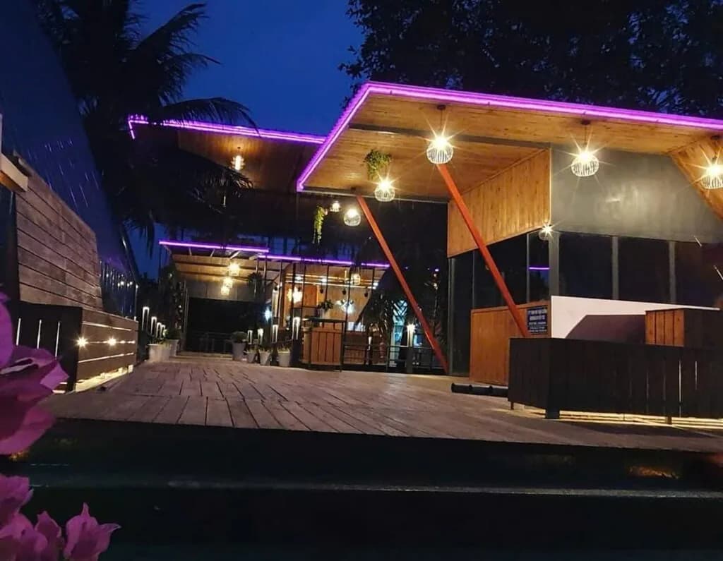 Quầy bar & sàn gỗ về đêm