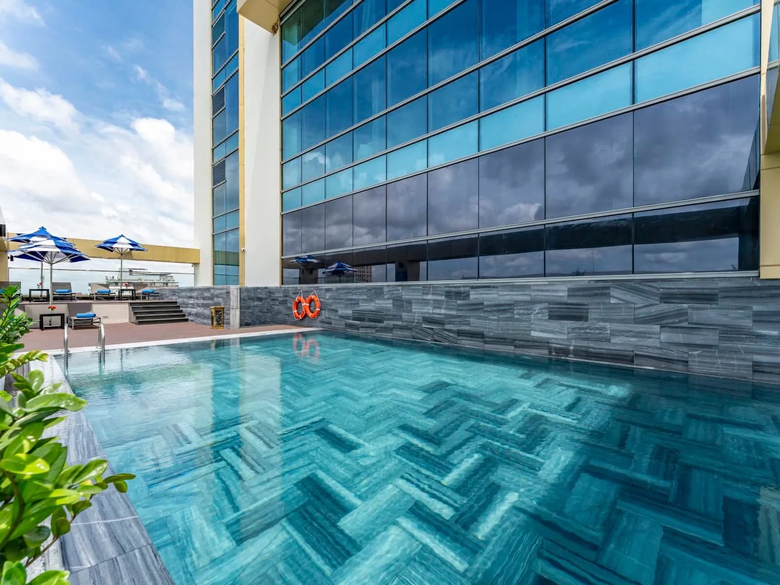 Hồ bơi ngoài trời trên cao