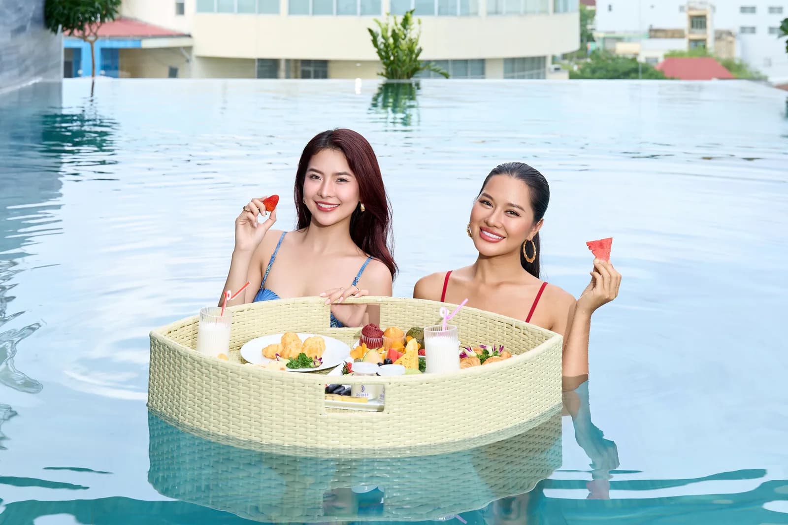 Bữa sáng thả nổi trong hồ bơi