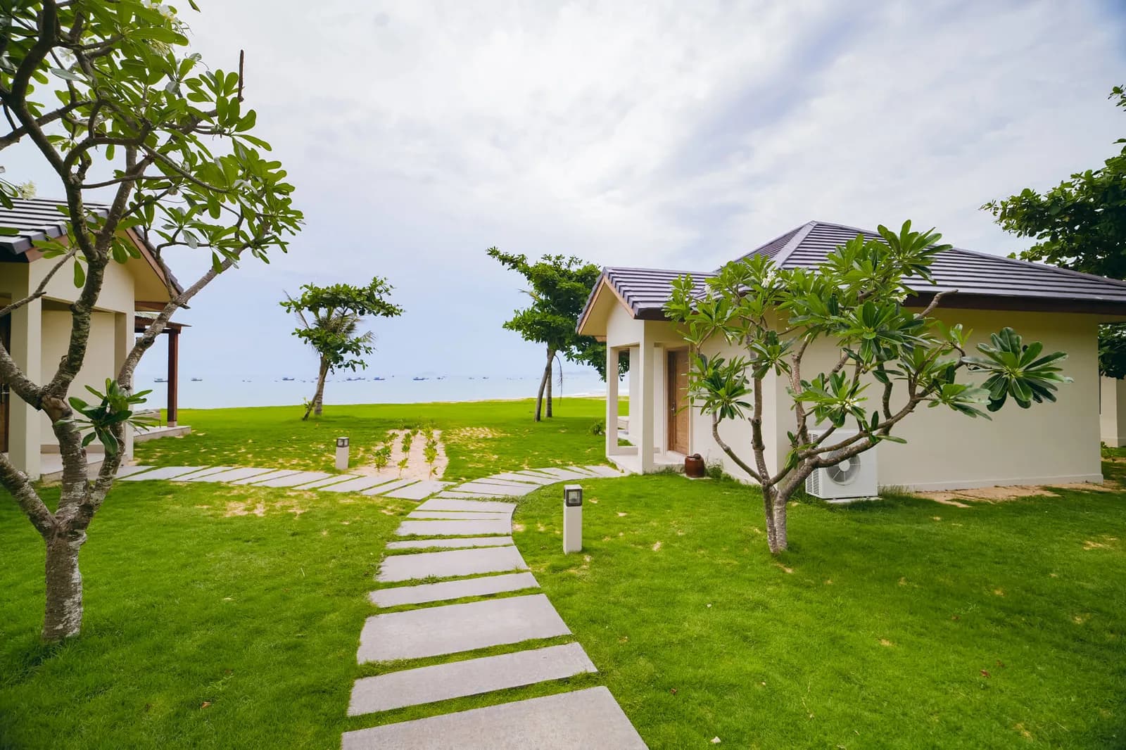 Bungalow Mặt Biển (Deluxe Beachfront)
