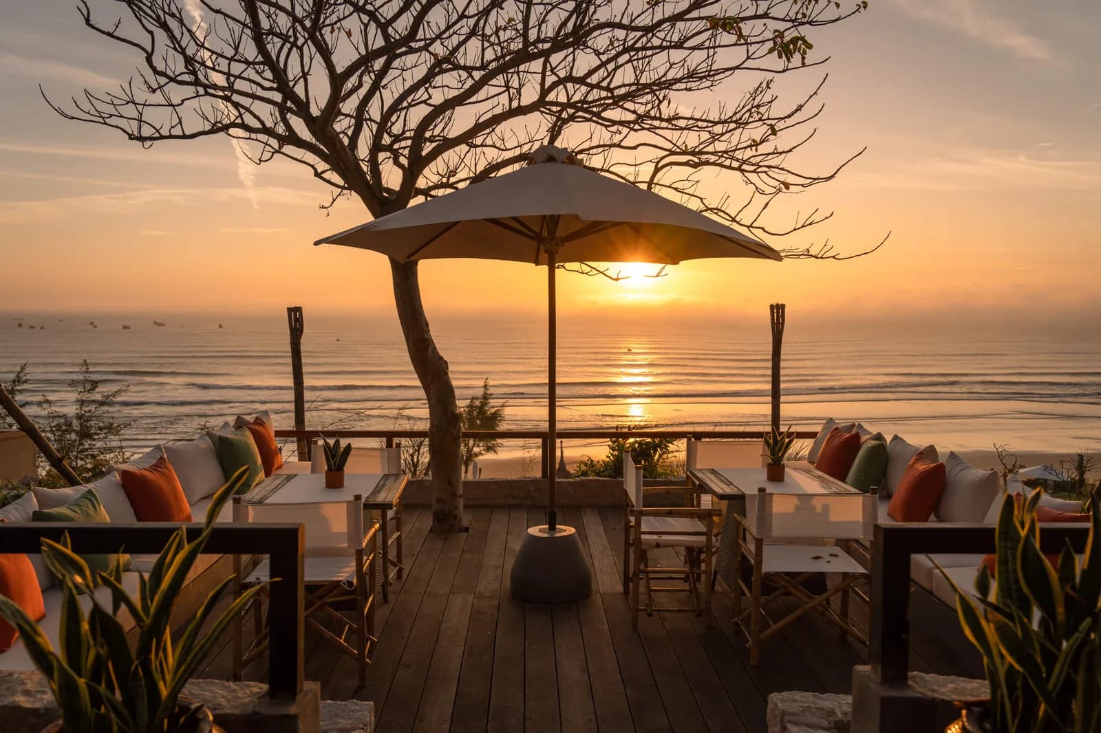 Bar bãi biển đón hoàng hôn