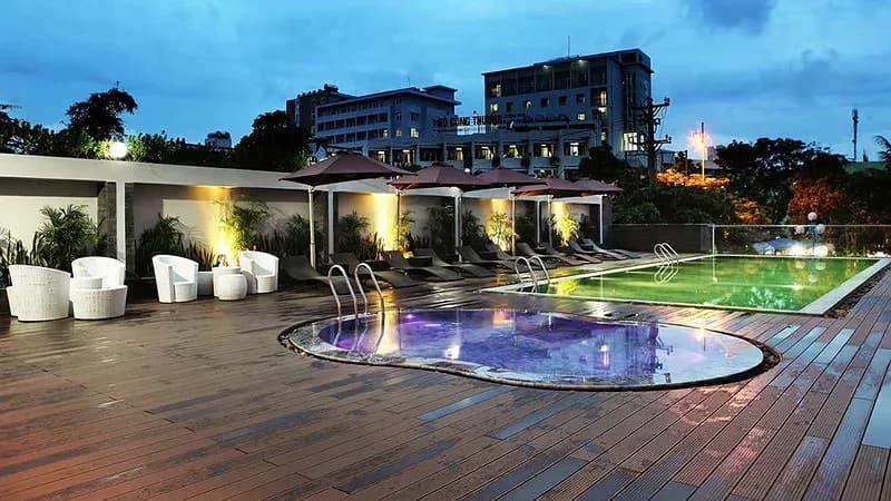Bể bơi ngoài trời trên cao