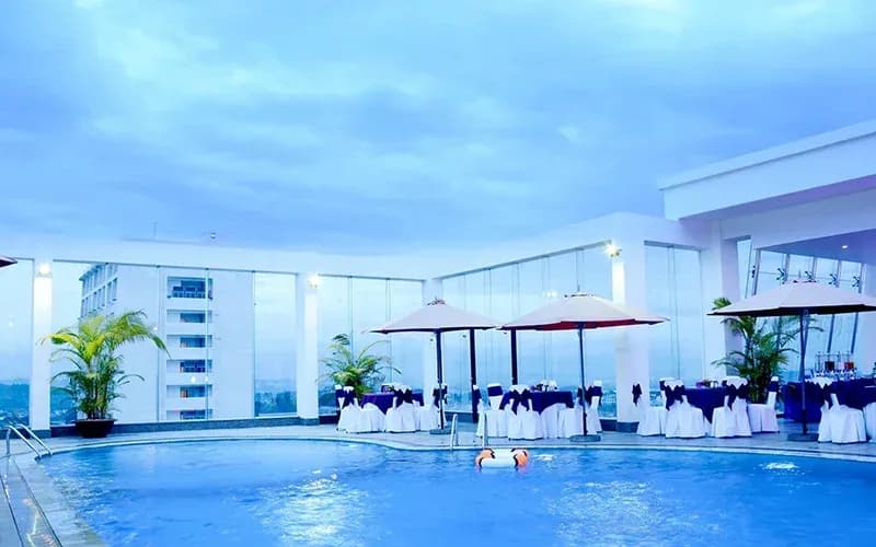 Bể bơi trên cao ngắm hoàng hôn