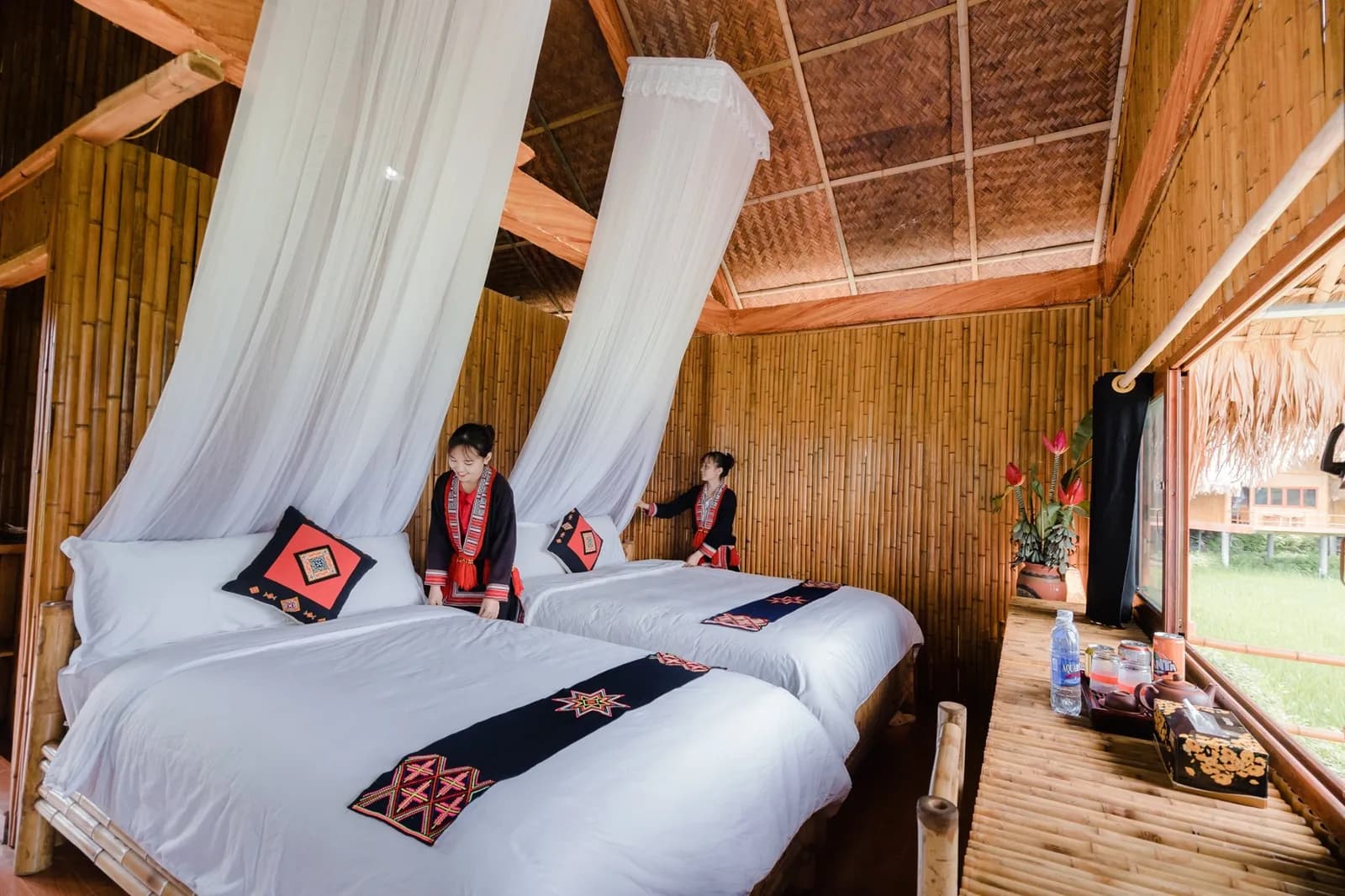 Đêm trong bungalow tre nứa
