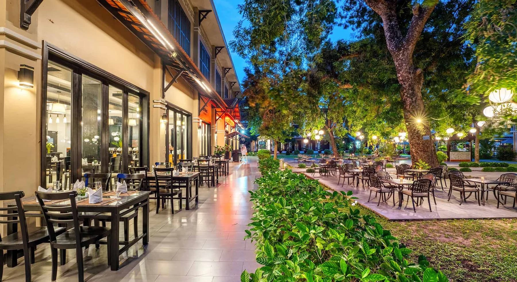 Ẩm thực bên hiên phố Hội