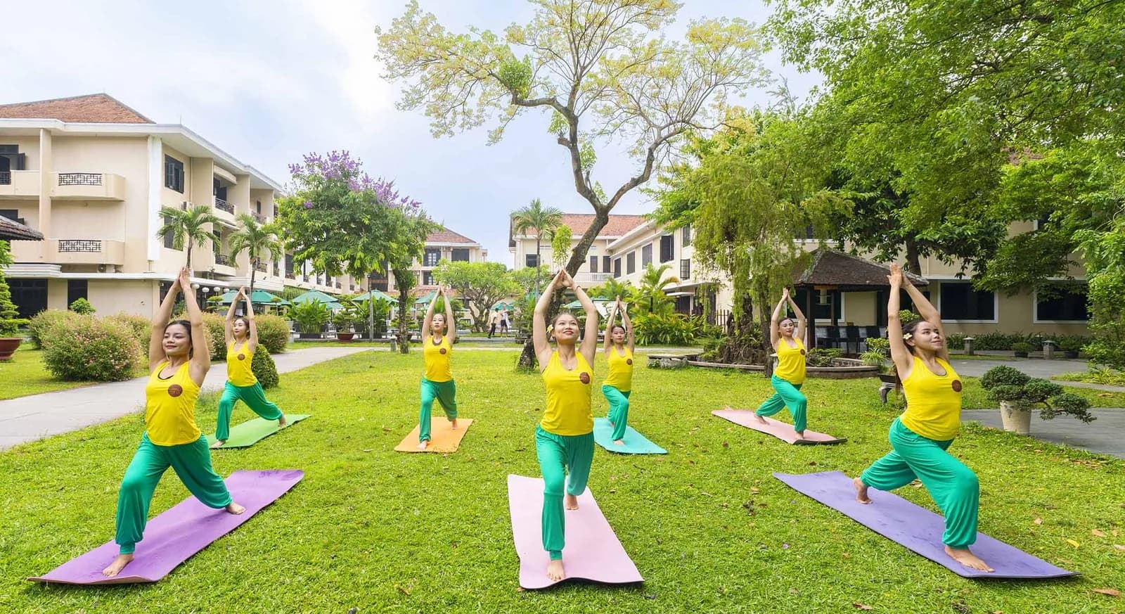 Yoga & vườn nhiệt đới