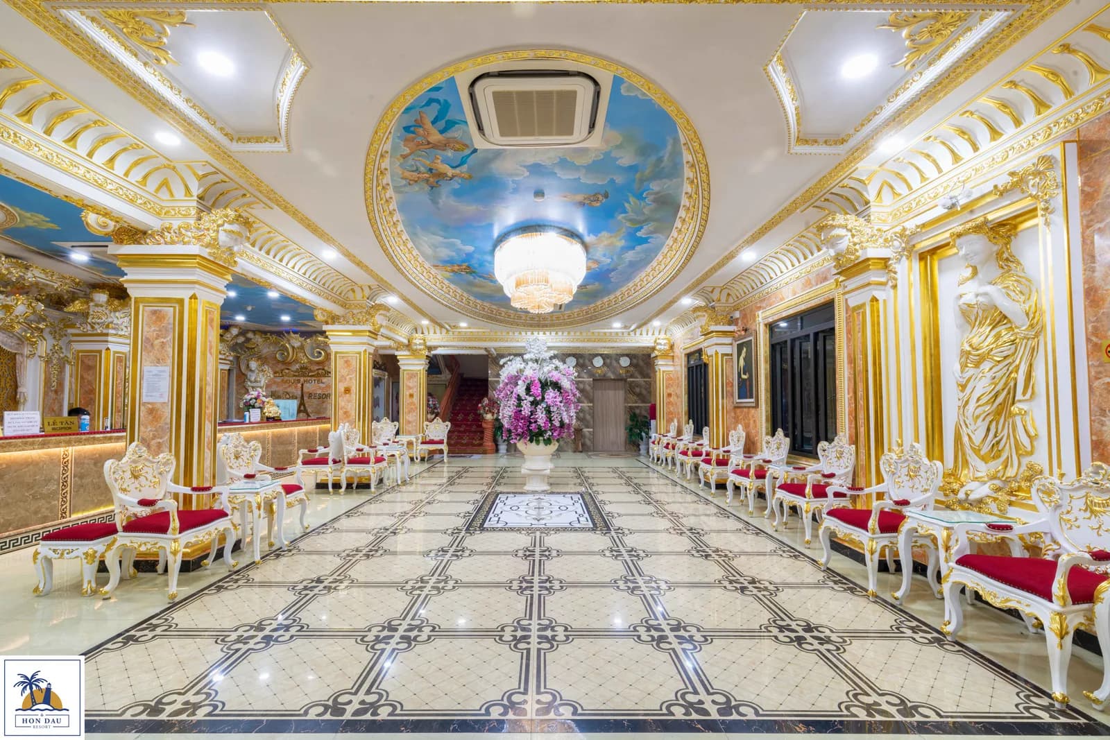 Sảnh tiệc dát vàng