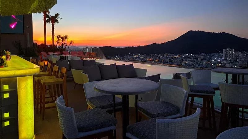 Ruby Sky Bar đón hoàng hôn