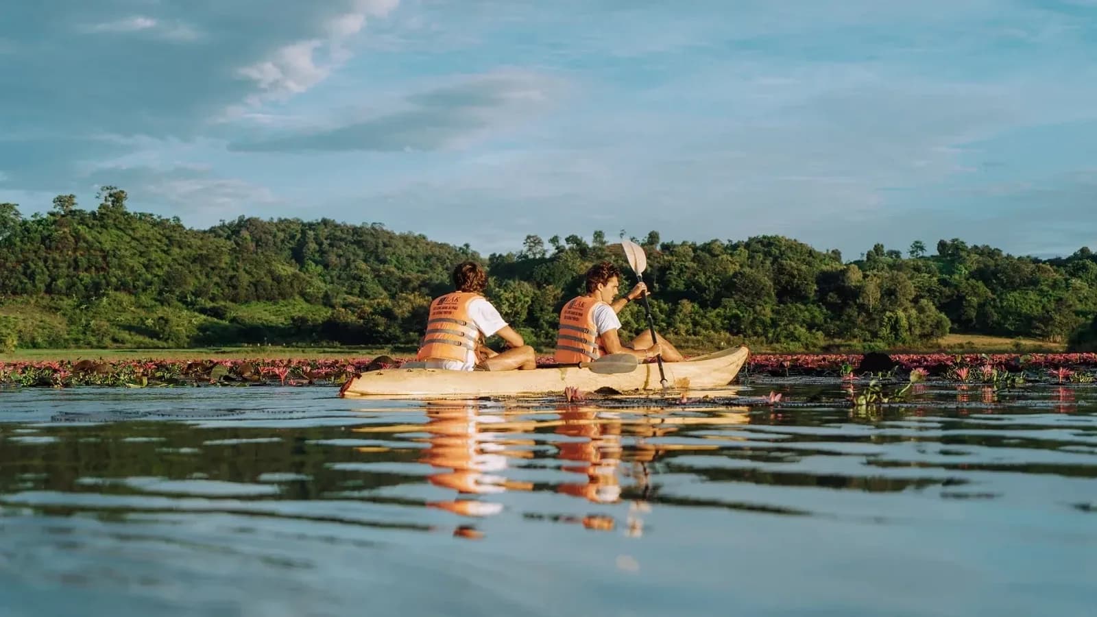 Chèo kayak mùa sen
