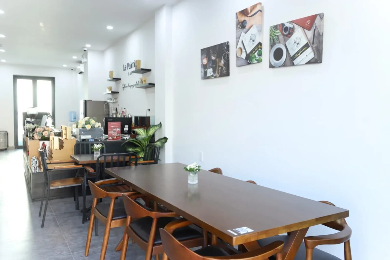 Le Palmier Café ngay trong khuôn viên
