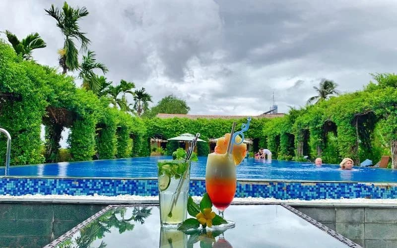 Hồ bơi & Pool bar