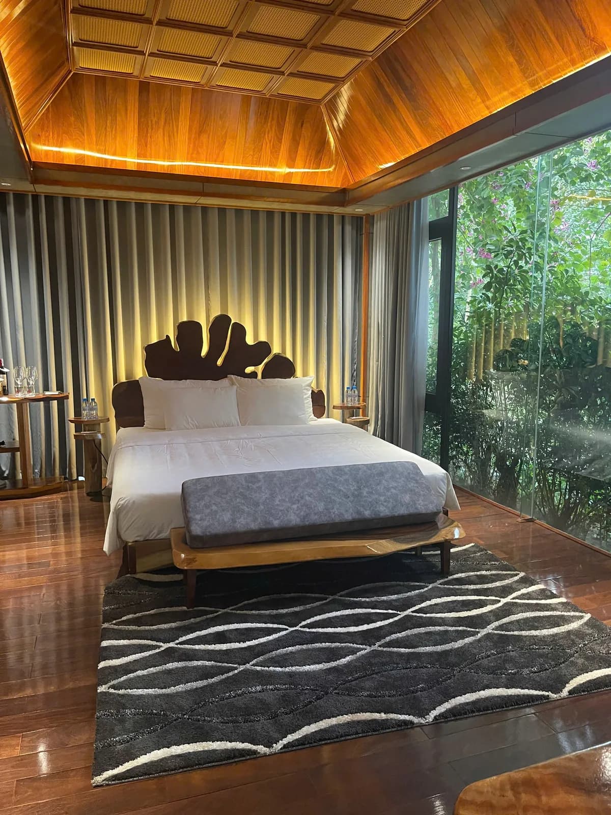 Grand Suite Hướng Hồ