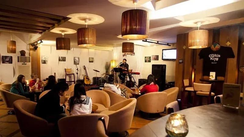 Lounge cà phê & nhạc sống