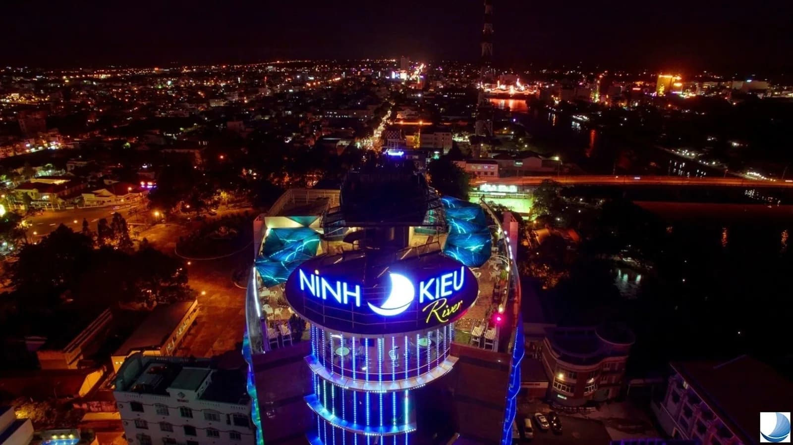 Ninh Kiều Sky Bar trên đỉnh tháp