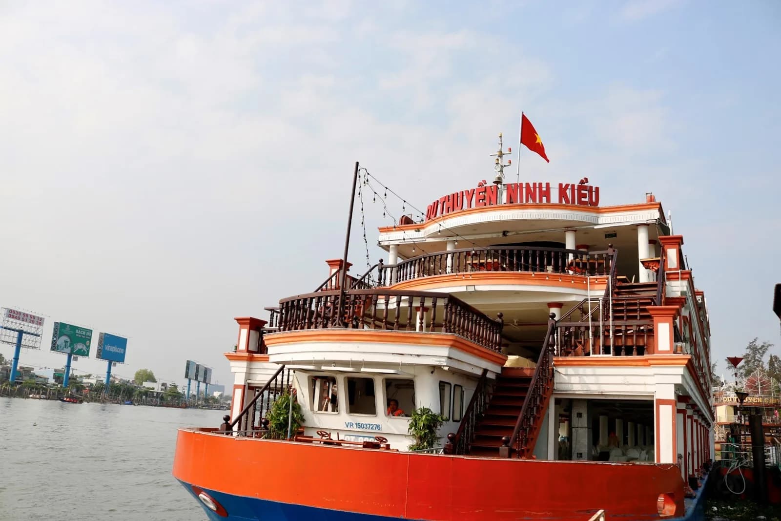 Du thuyền ăn tối trên sông Hậu