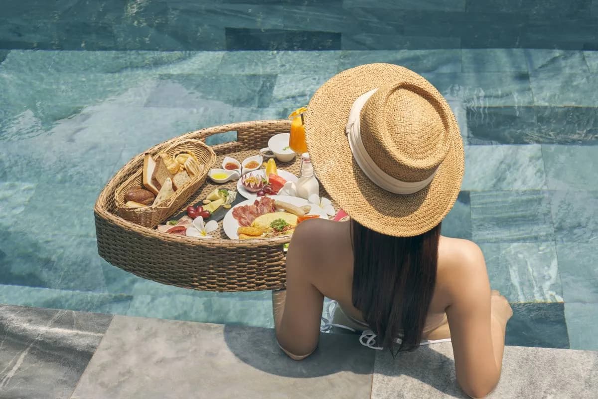 Ăn sáng thả trôi bên hồ bơi
