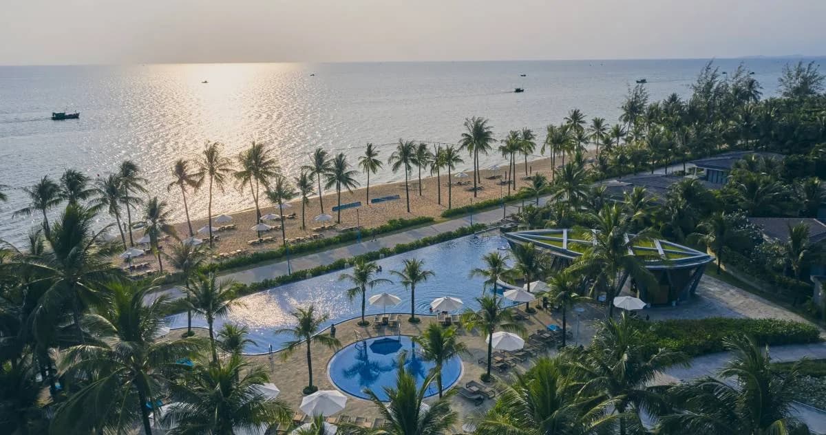 Hoàng hôn bên hồ bơi & bãi biển