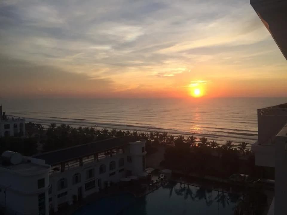 Hoàng hôn trên biển Hải Tiến