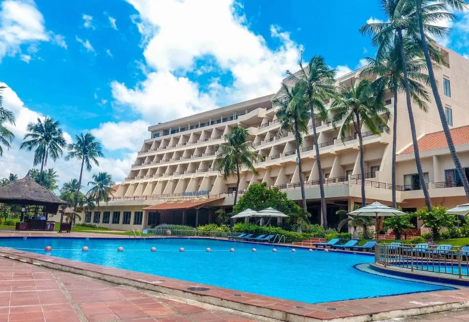 Hồ bơi giữa vườn dừa