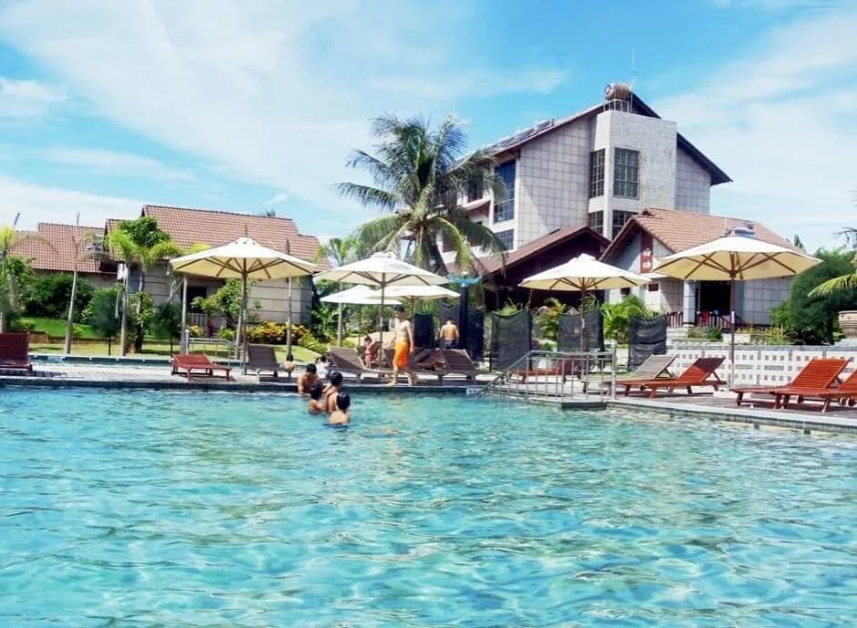 Bể bơi ngoài trời hướng biển