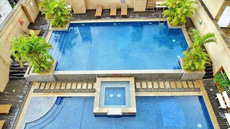 Hồ bơi ngoài trời trên cao