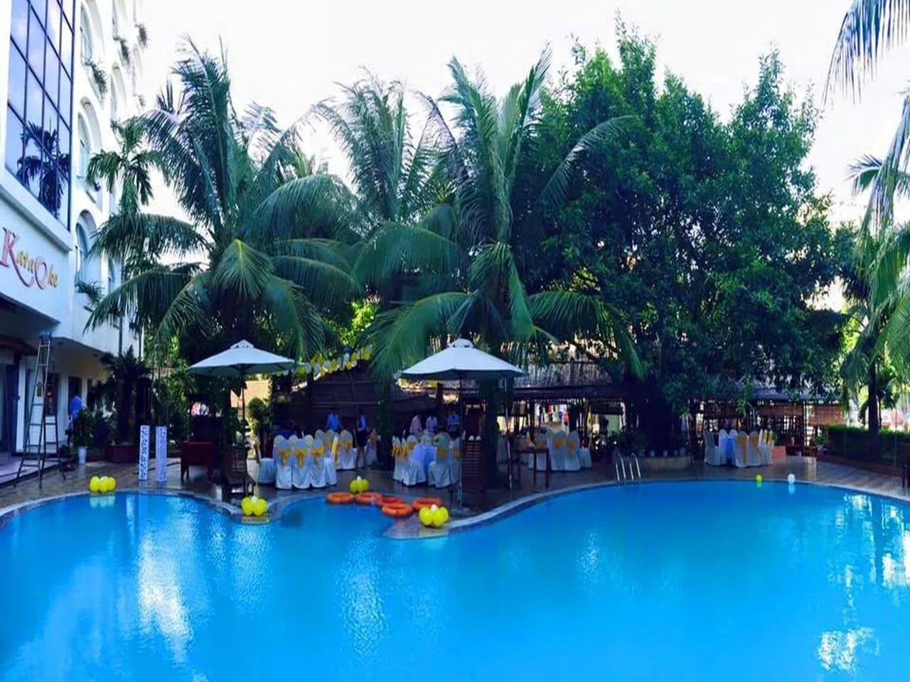 Hồ bơi giữa vườn dừa