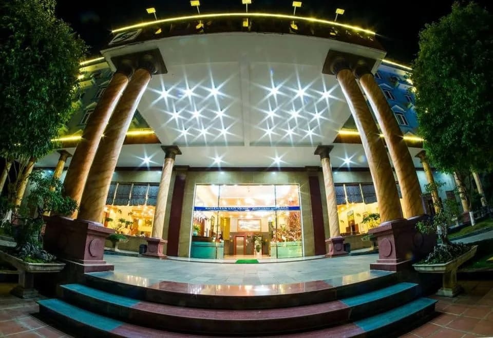 Kiến trúc bề thế về đêm