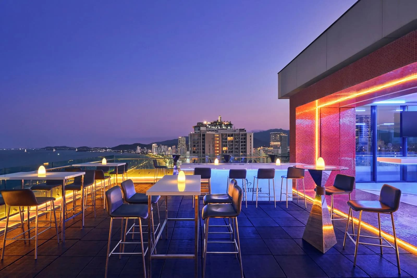 Altitude Rooftop Bar tầng 28
