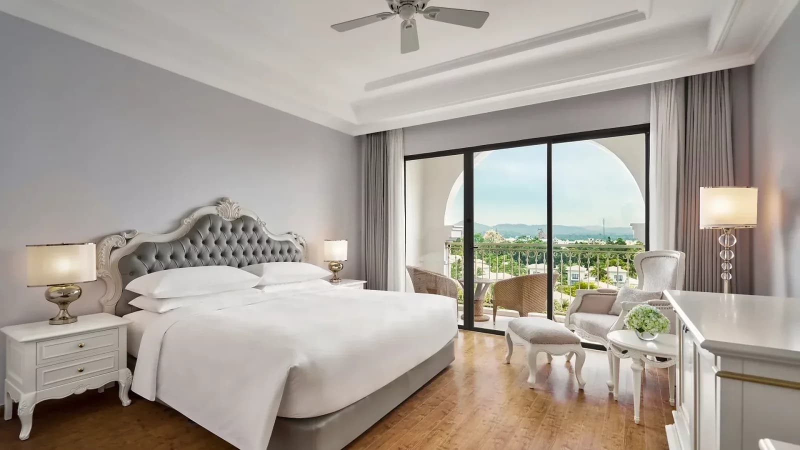 Deluxe King Hướng Vườn