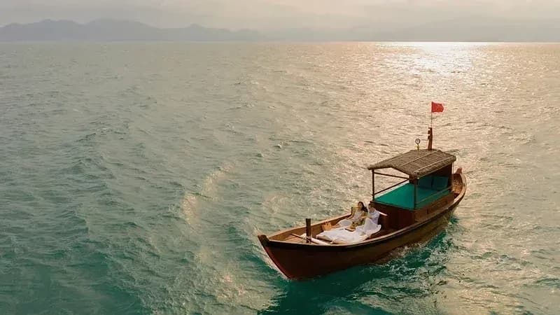 Du thuyền hoàng hôn trên vịnh