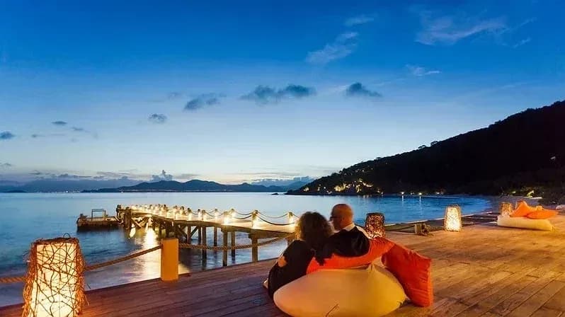 Bữa tối lãng mạn bên cầu tàu