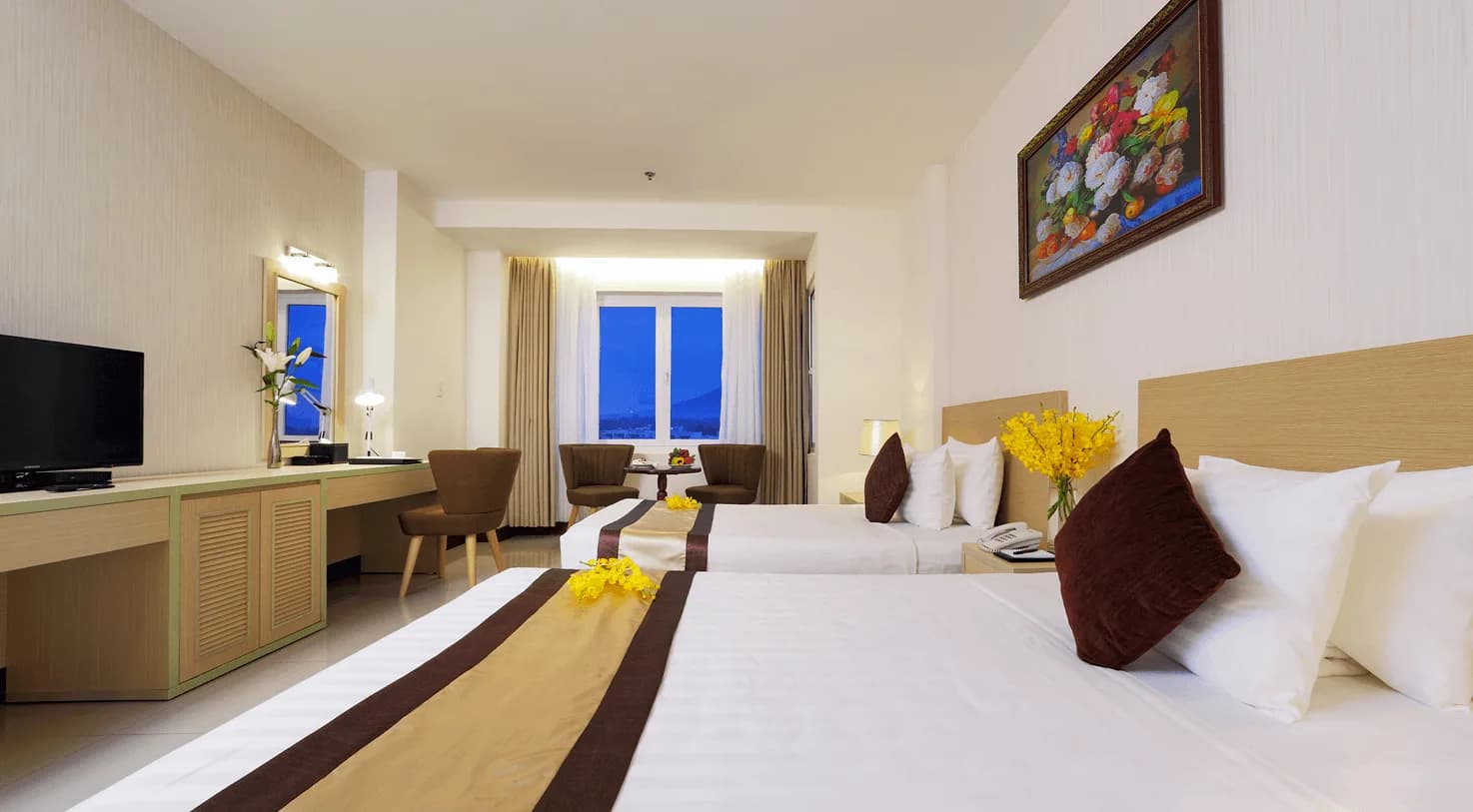 Ngắm núi Bà Đen từ phòng
