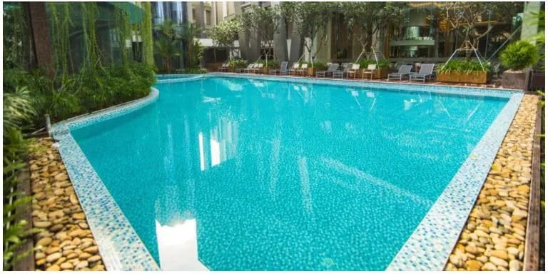 Hồ bơi ngoài trời xanh mát