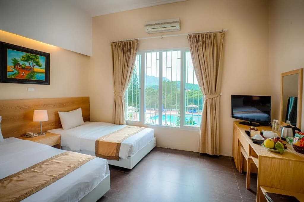 Phòng Khách Sạn Hướng Hồ Bơi
