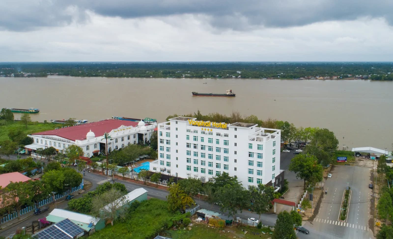 Vạn Phát Riverside Hotel