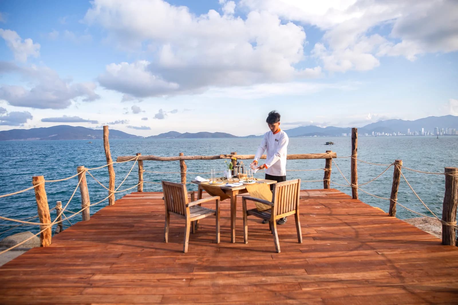 Bữa tối lãng mạn bên vịnh