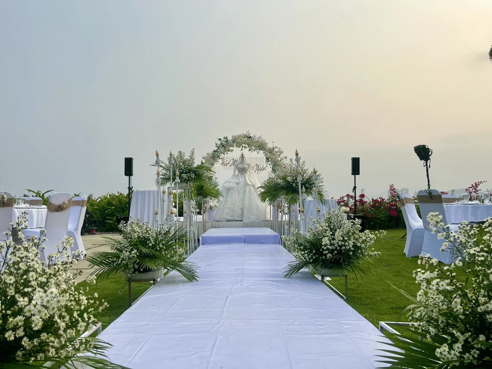 Tiệc cưới bên biển