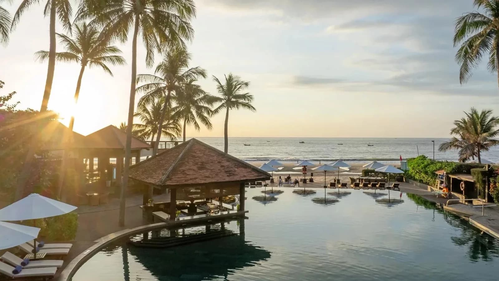 Hồ bơi vô cực bên vịnh