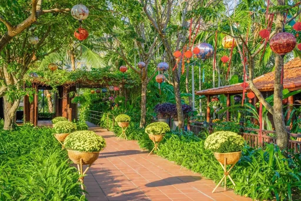 Vườn nhiệt đới & đèn lồng