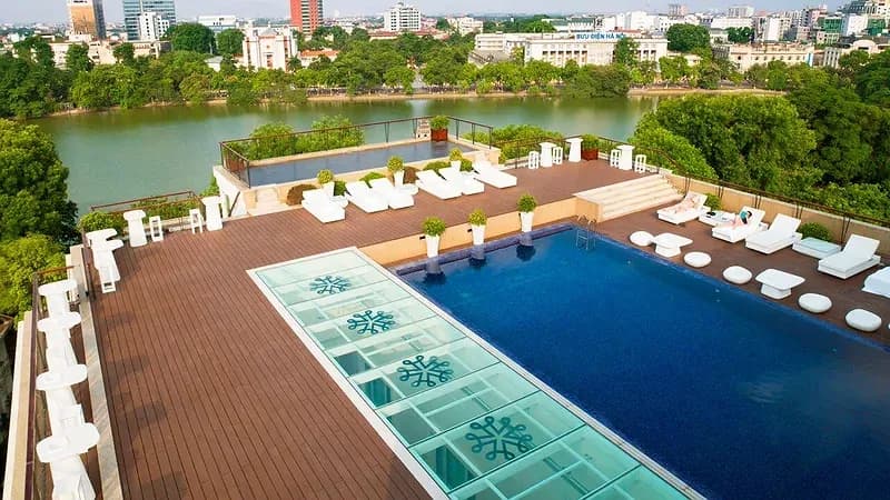 Bể bơi tầng thượng view Hồ Gươm