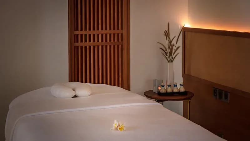Spa bên hồ sen