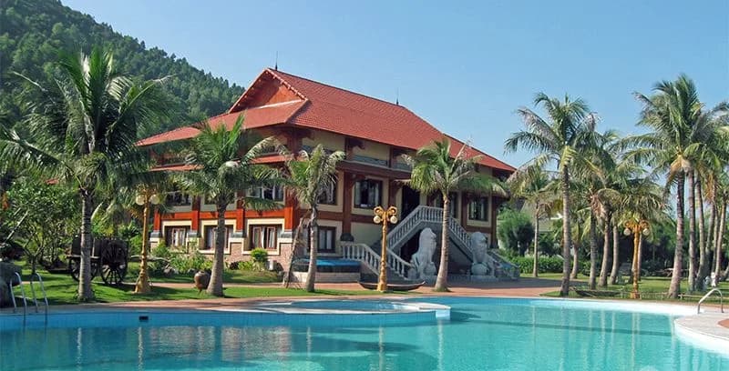 Khuôn viên villa & hồ bơi trung tâm