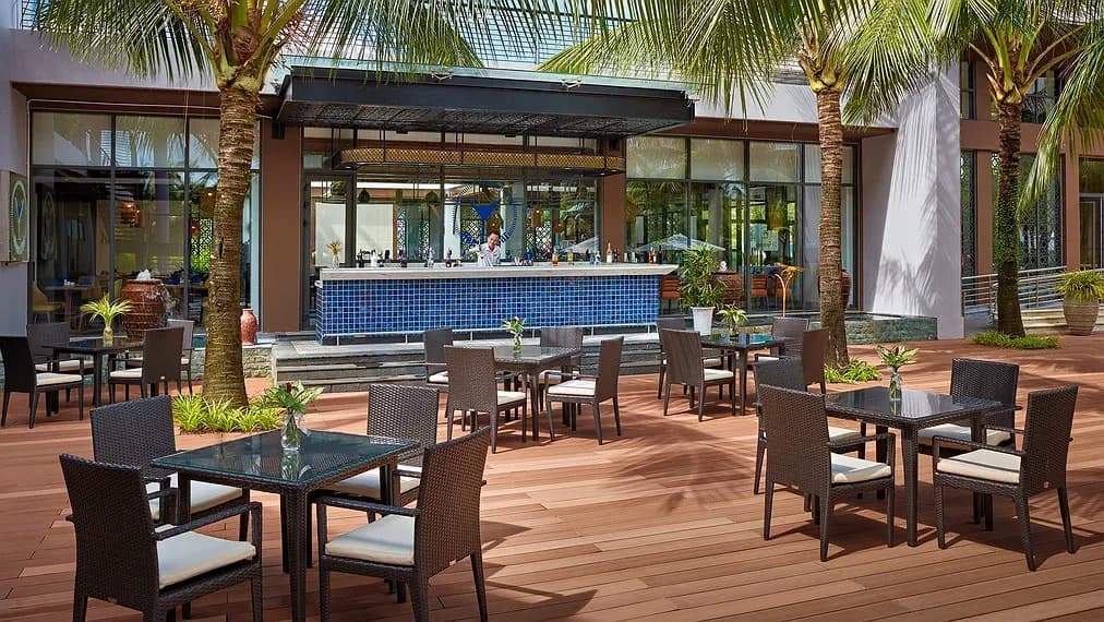 Moment Pool Bar